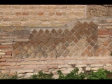 02800 ostia - regio v - insula vi - edificio (v,vi,2) - suedseite - mauerdetail - opus mixtum (opus reticulatum und opus latericium) - 01-2024.jpg